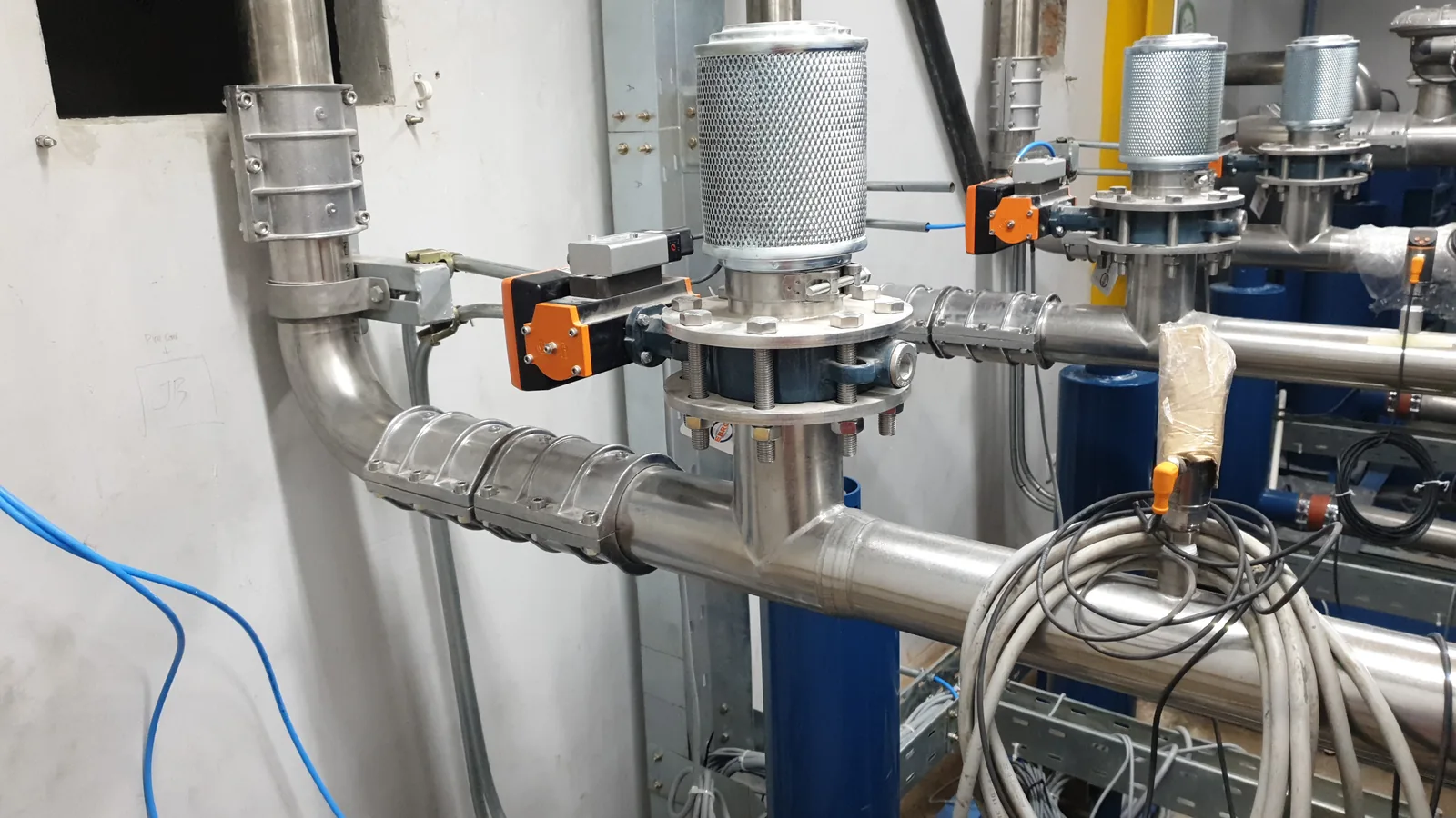 Piping installation and technical equipment in an industrial facility